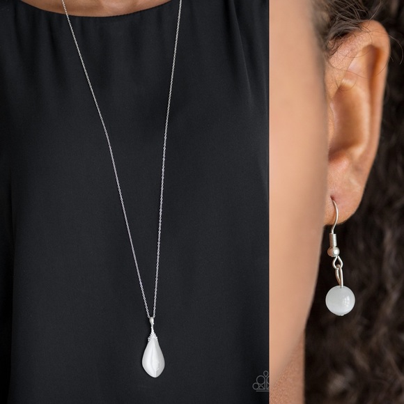 paparazzi Jewelry - ❤️Friends in Glow Places Necklace Set
